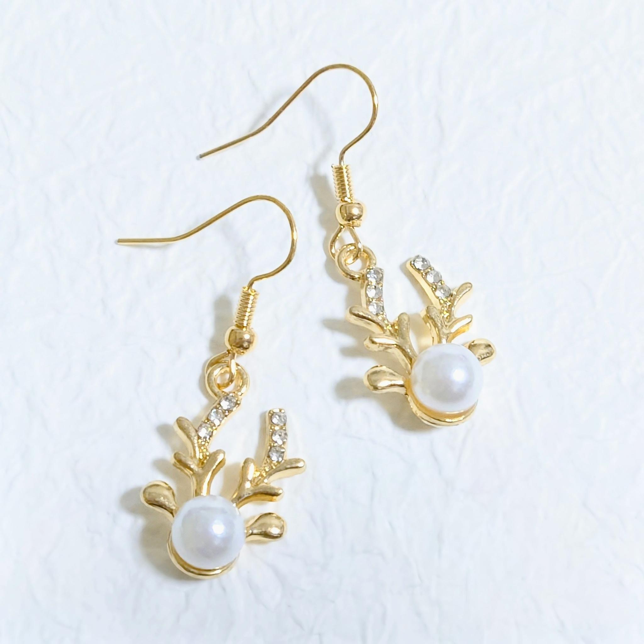 トナカイのパールピアス・イヤリング 冬 クリスマス デート ギフト プレゼント ジルコニア1枚目の画像