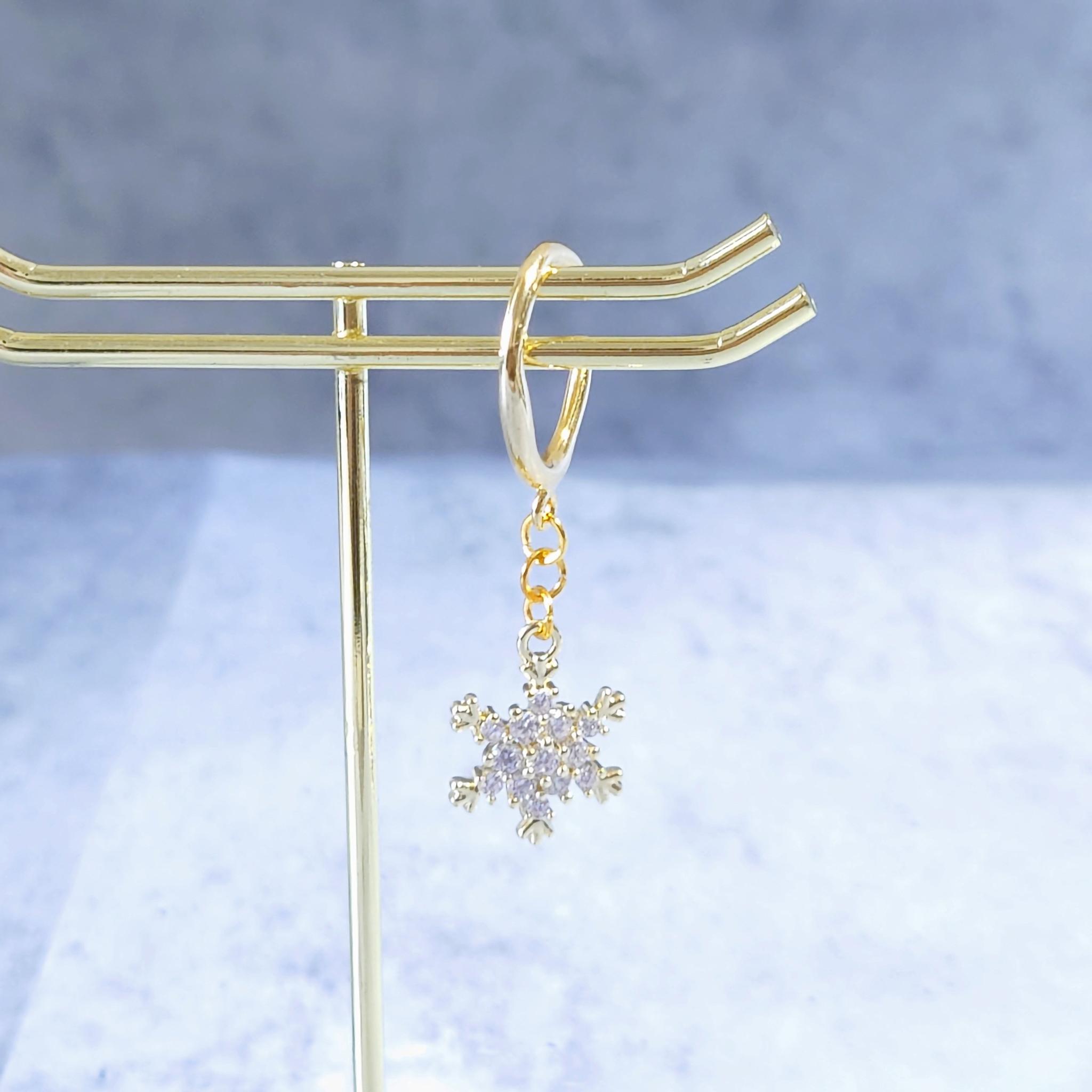雪の結晶ジルコニアイヤーカフ（ゴールド） 冬 雪 クリスマス バレンタイン キュービックジルコニア K18GP1枚目の画像