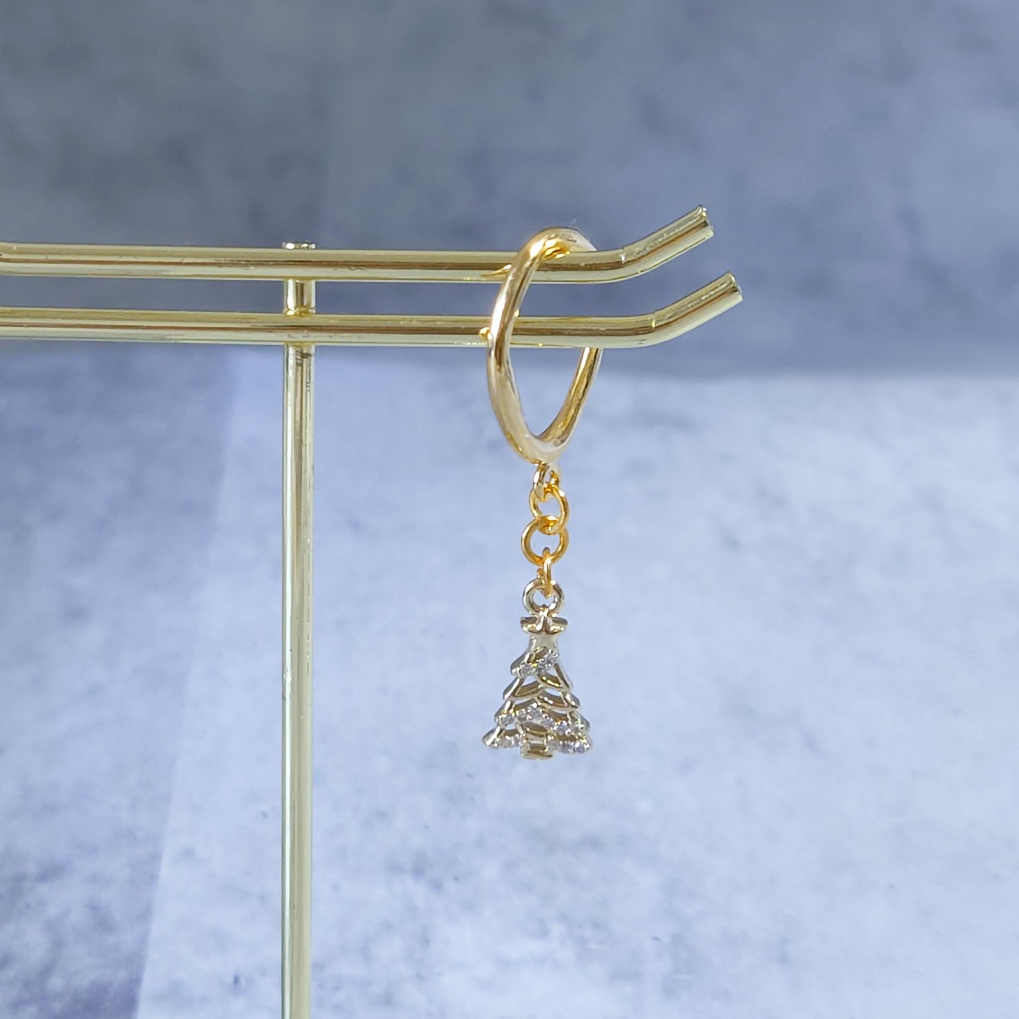 小さなクリスマスツリーイヤーカフ ゴールド 冬 クリスマス オフィス デート キュービックジルコニア ユニセックス1枚目の画像