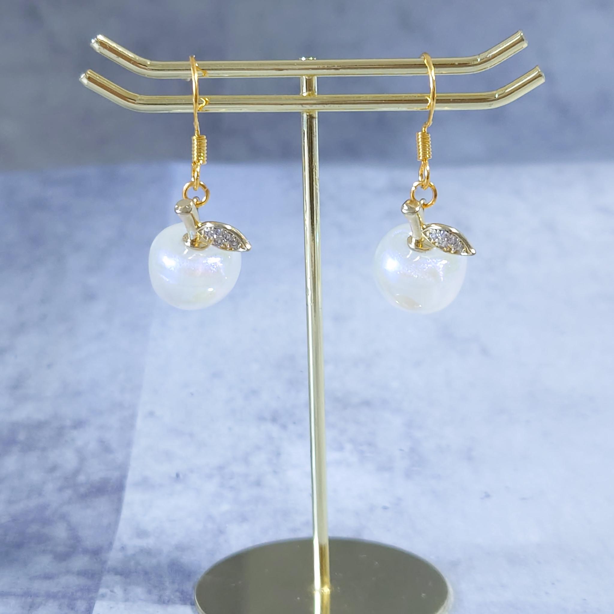 冬のホワイトアップルピアス・イヤリング りんご 果物 フルーツ 冬 雪 クリスマス バレンタイン キュービックジルコニア1枚目の画像